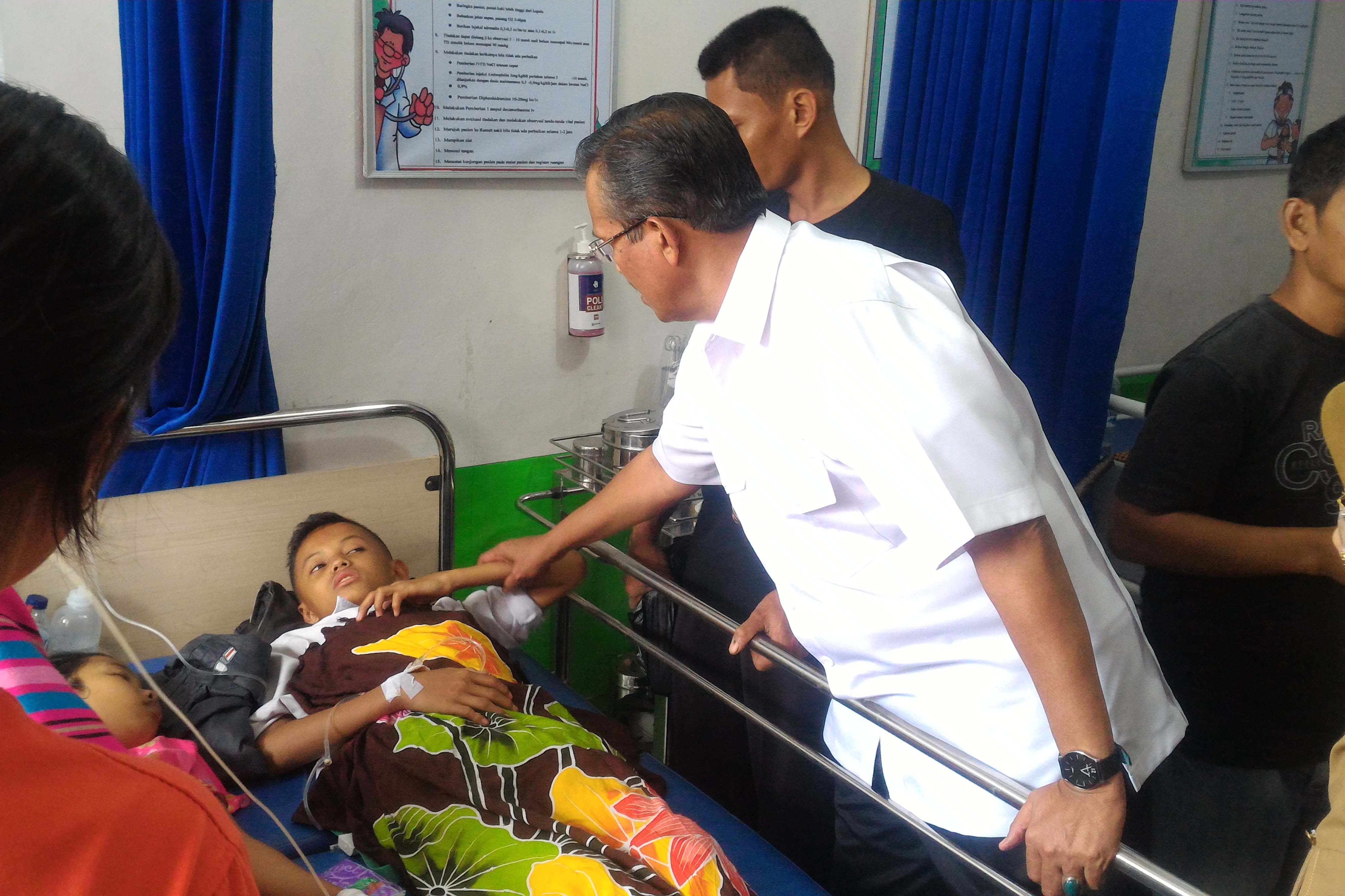 Bupati solok Gusmal memeriksa kondisi kesehatan siswa korban keracunan makanan